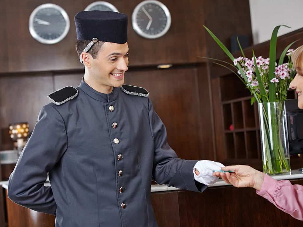 Швейцар портье. Униформа Bellboy в гостинице. Портье в гостинице. Посыльный в гостинице.