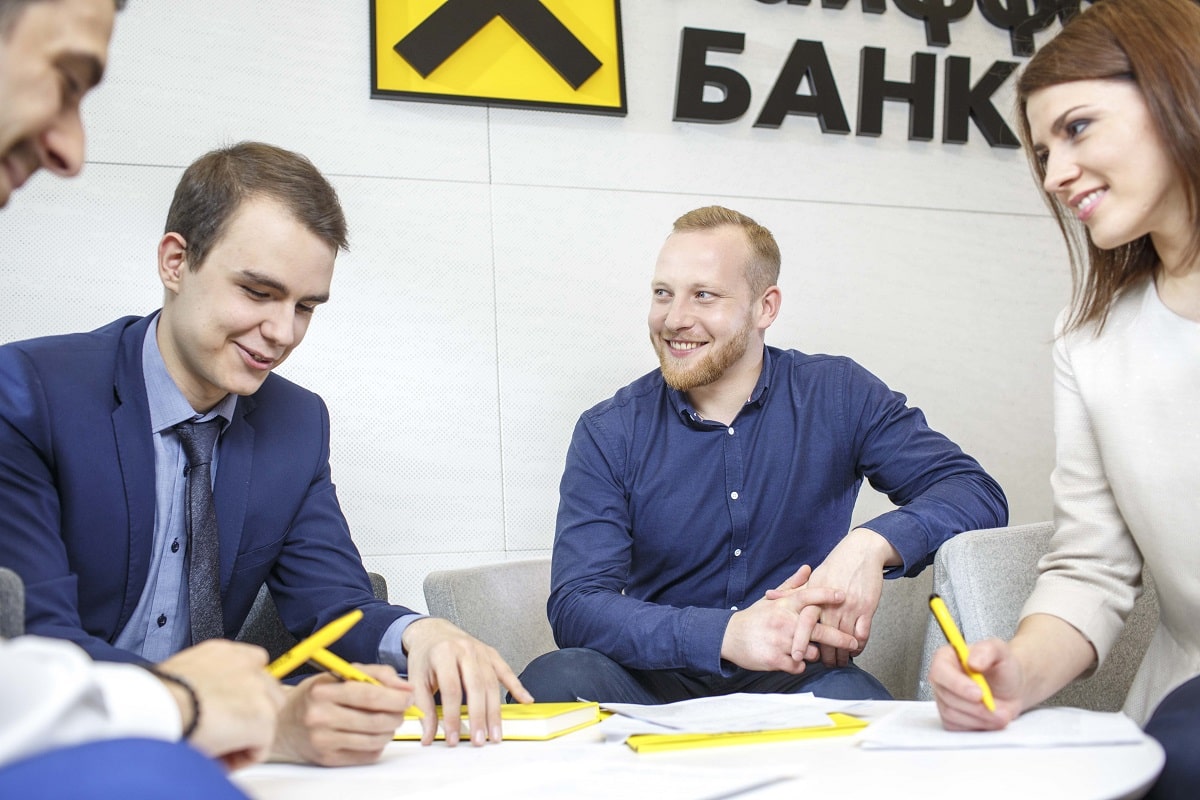 Что с райффайзенбанком сегодня. Райффайзенбанк. Райффайзенбанк фото. Райффайзен сотрудники. Райффайзенбанк клиенты.